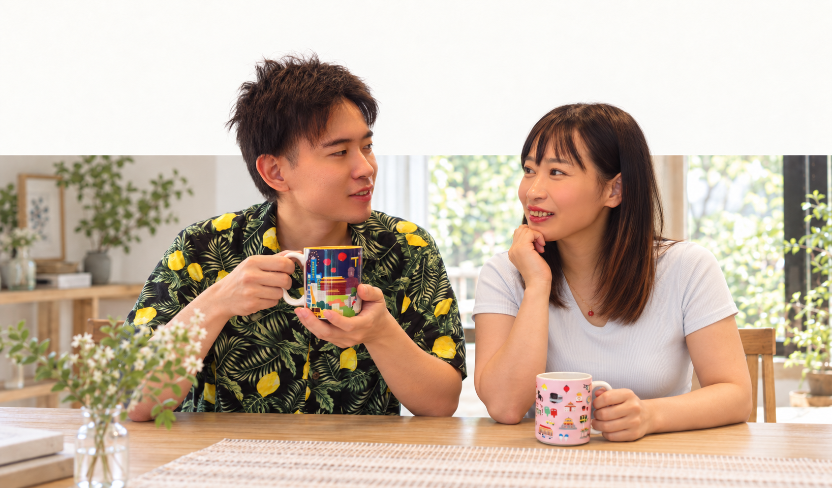 向かい合って過ごす柚木良孔と柚木麻のイメージ写真